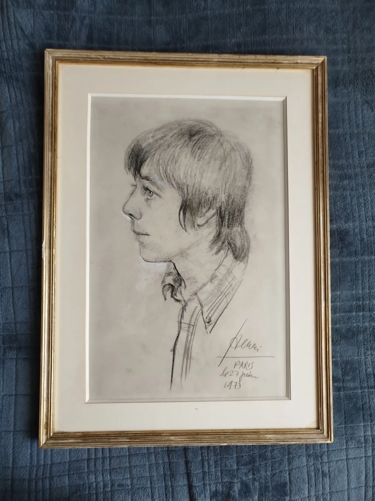 Portret młodego człowieka z Paryża z 1973 r.  Vintage rysunek w ramie i passe-partout