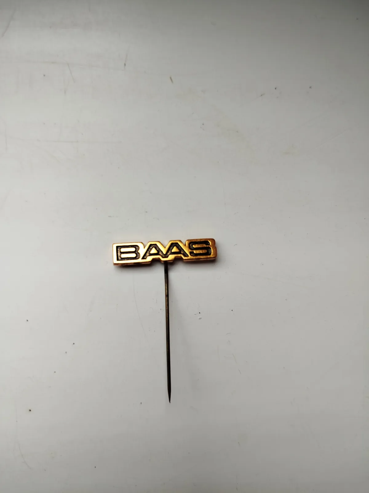 Odznaka vintage BAAS metalowa na szpilce – emaliowany znaczek kolekcjonerski