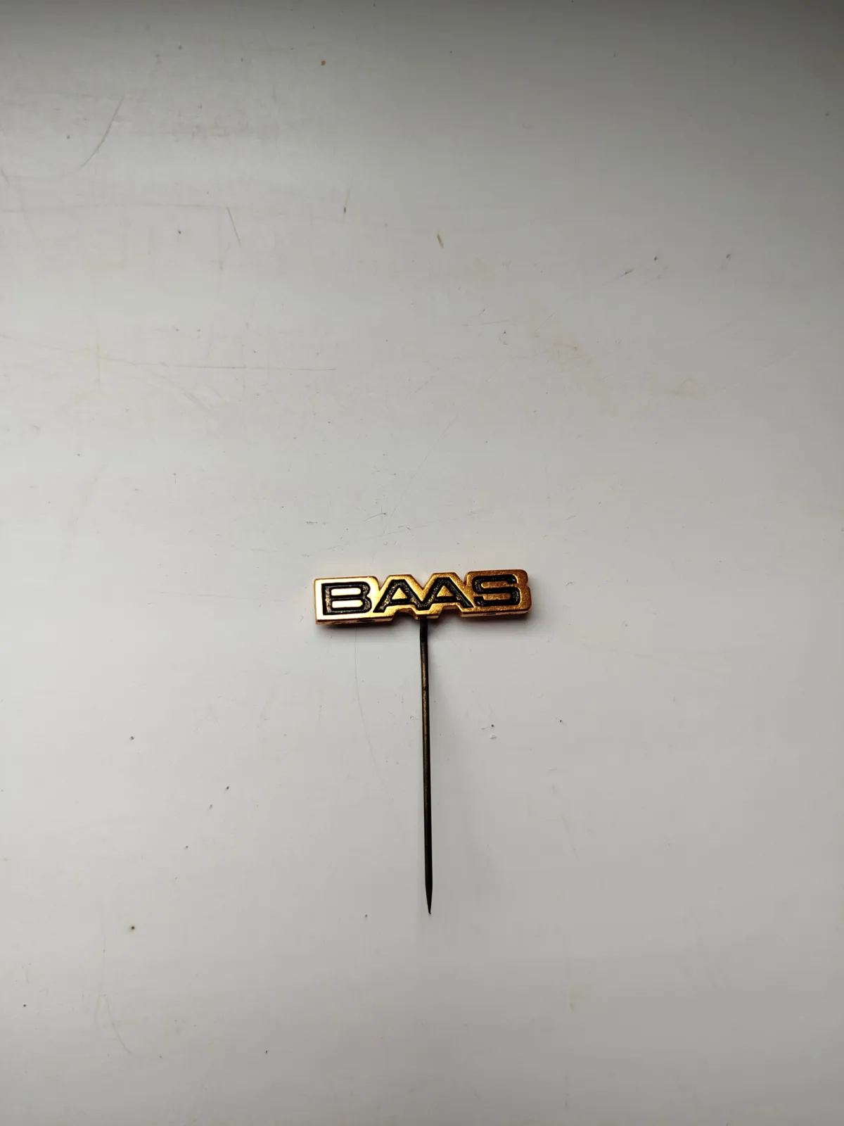Odznaka vintage BAAS metalowa na szpilce – emaliowany znaczek kolekcjonerski