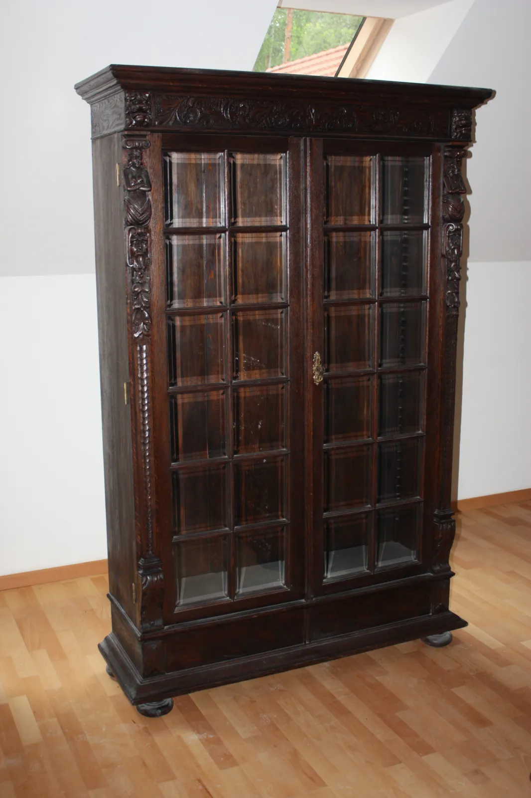 Antyczna biblioteka z rzeźbieniami – masywna szafa przeszklona w stylu historycznym