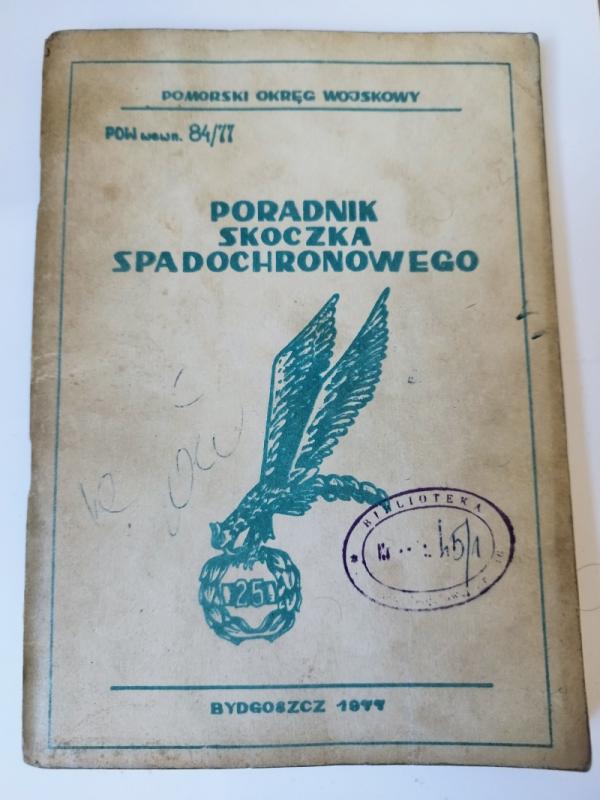 Poradnik Skoczka Spadochronowego – Unikat z 1977 roku, Pomorski Okręg Wojskowy