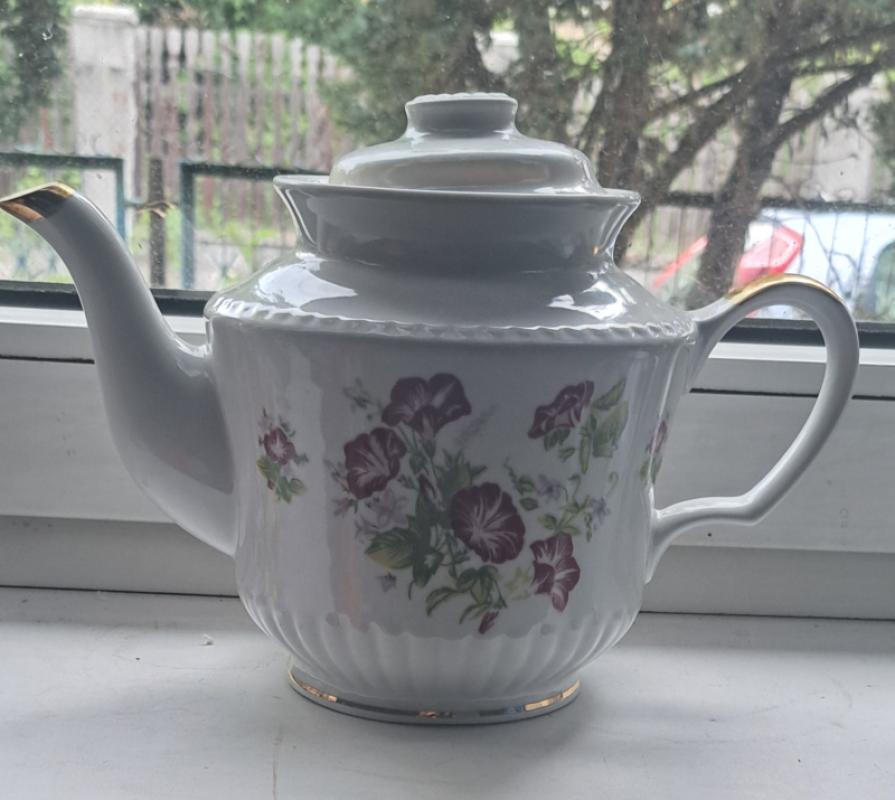Porcelanowy dzbanek / imbryk w kwiaty vintage biały ze złotymi zdobieniami