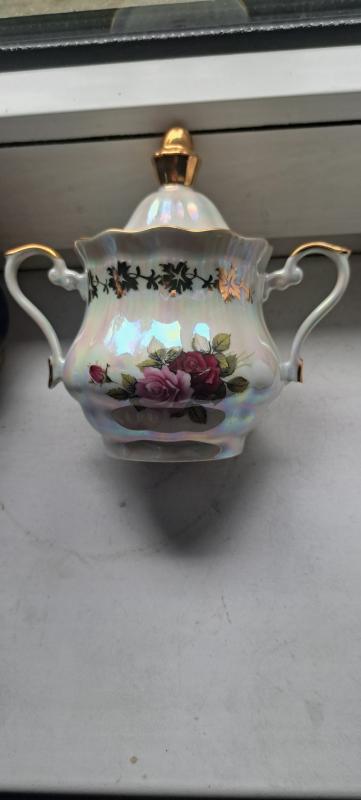 Cukiernica porcelanowa perłowa z różami i złoceniami vintage