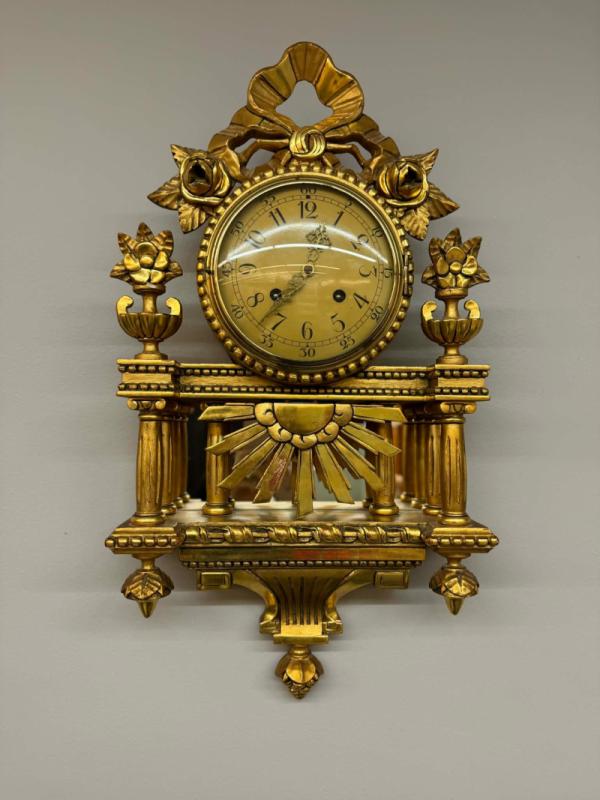 Antyczny szwedzki zegar ścienny Gustavian – złocony, mechaniczny. Dowóz / Wysyłka