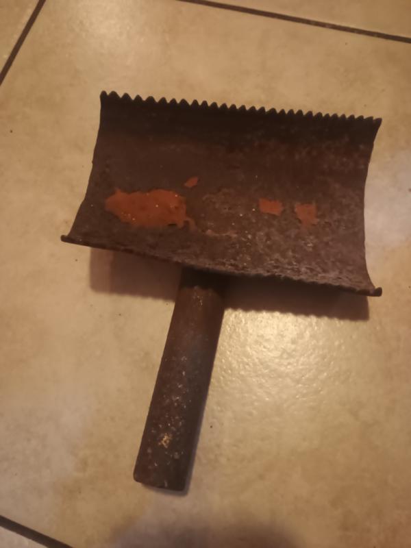 Stare metalowe zgrzebło końskie
