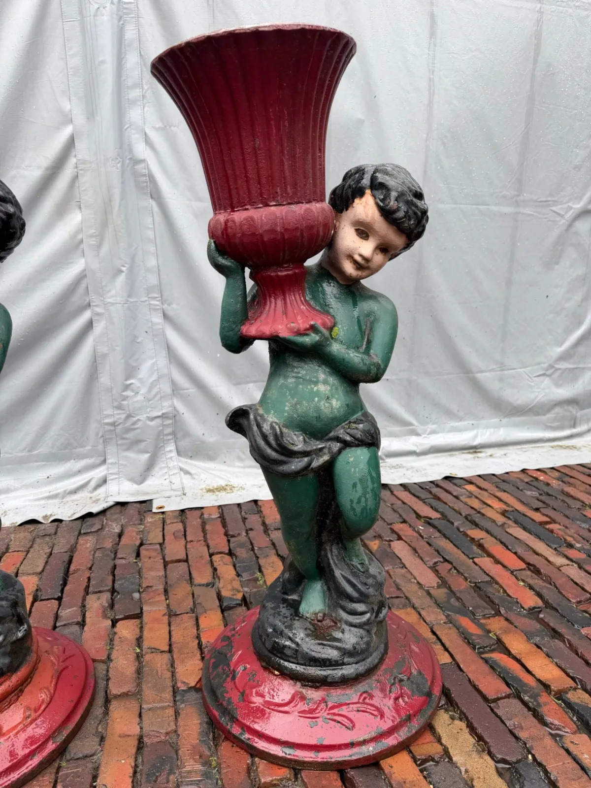 Putto Amor zabytkowe donice żeliwne