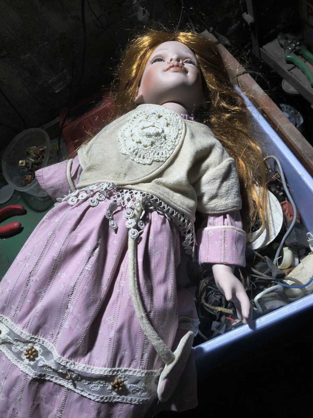 Lalka z porcelany z dawnych lat