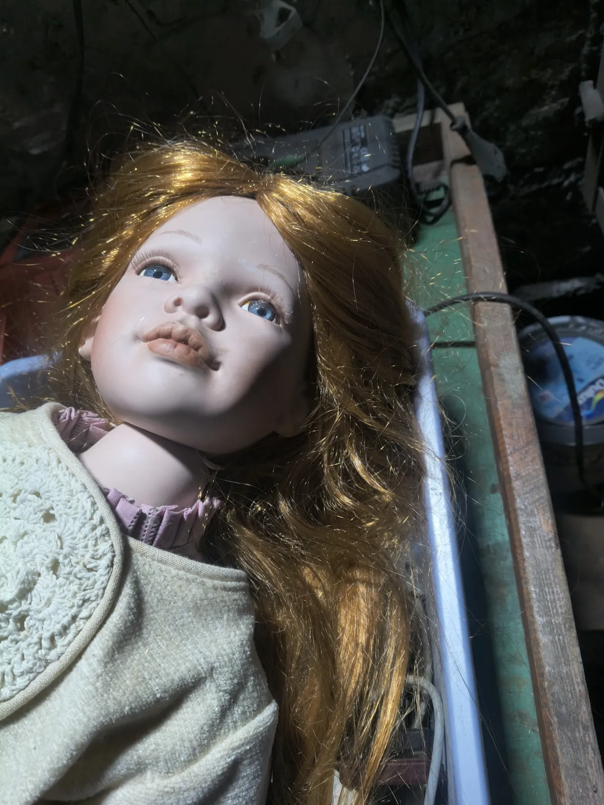 Lalka z porcelany z dawnych lat