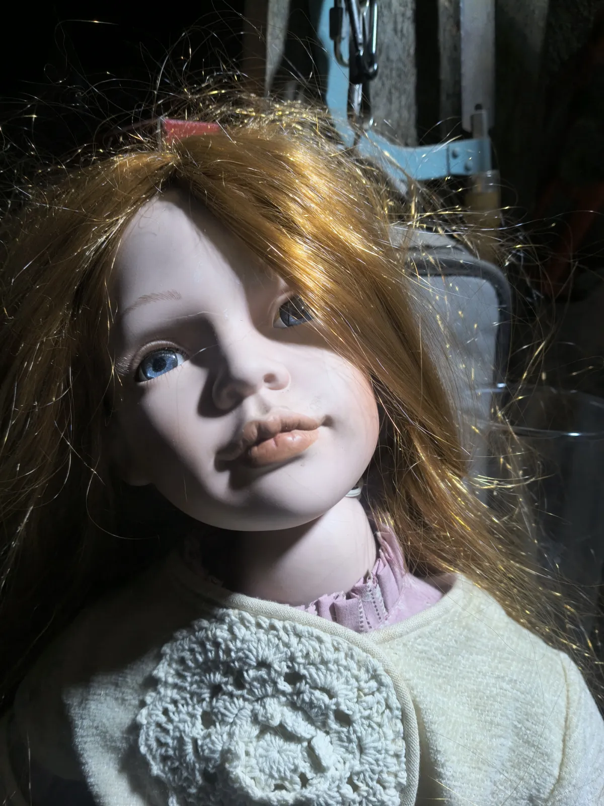 Lalka z porcelany z dawnych lat