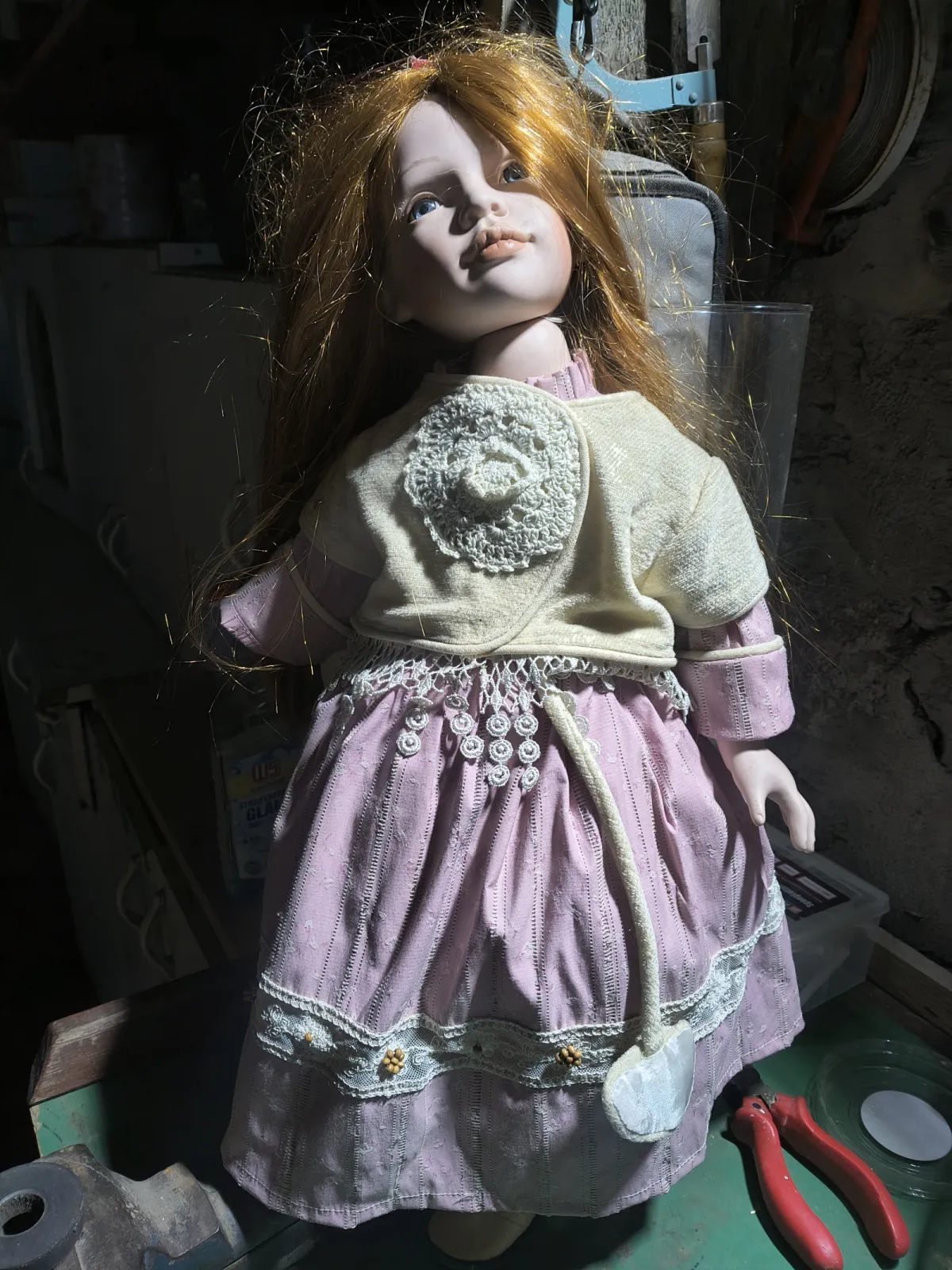 Lalka z porcelany z dawnych lat