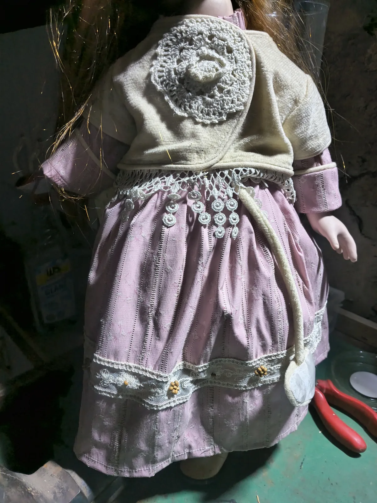 Lalka z porcelany z dawnych lat