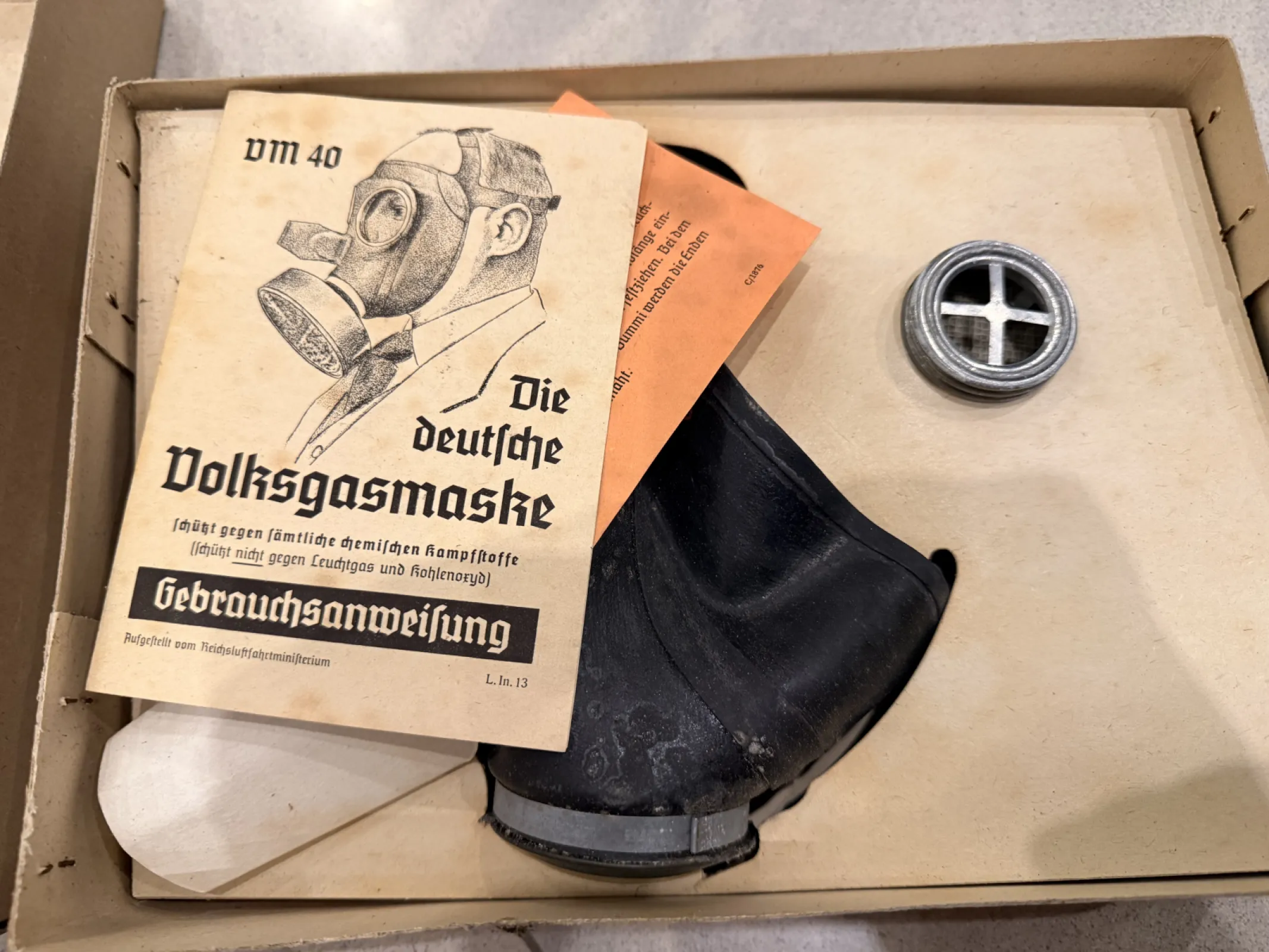 Oryginalna niemiecka maska przeciwgazowa Volksgasmaske DM40 – III Rzesza – komplet
