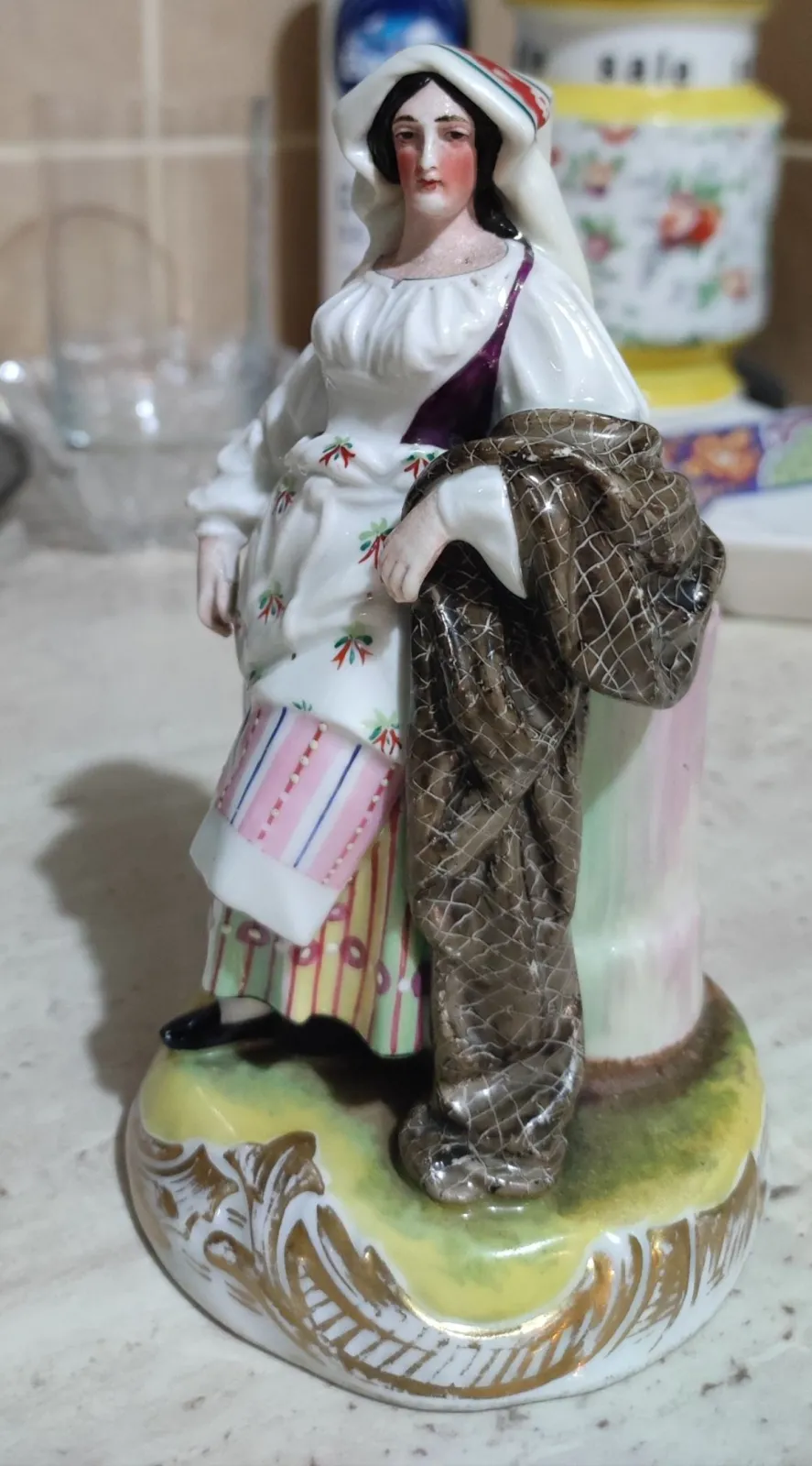 Kobieta w stroju ludowym Wytwórnia Praga-Smichow, Autor Ernst Popp (1819-1883) porcelana figurka ręcznie malowana