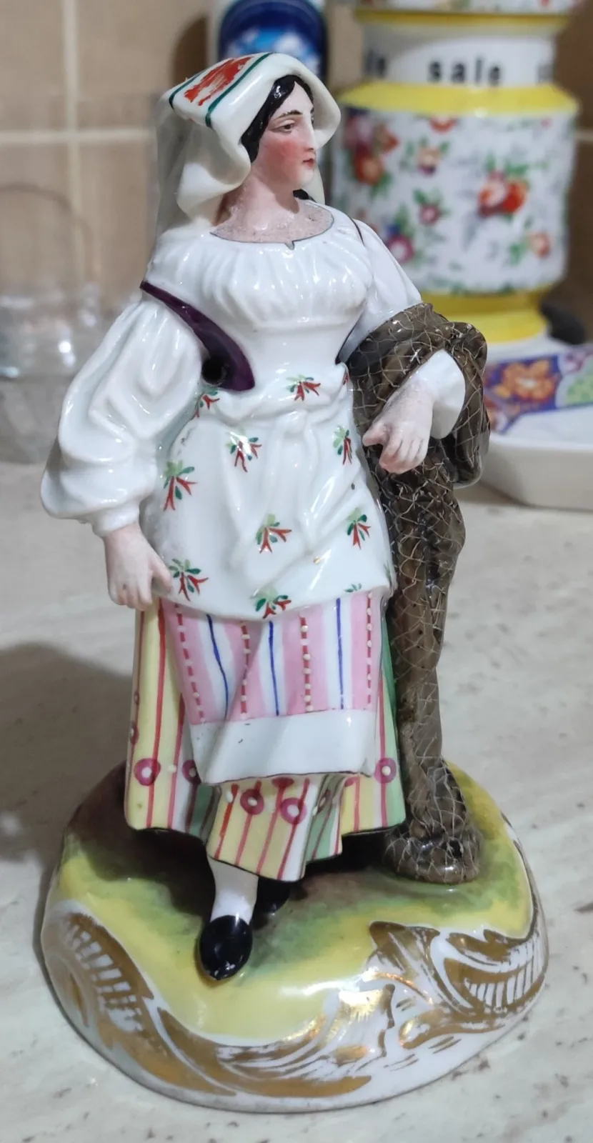 Kobieta w stroju ludowym Wytwórnia Praga-Smichow, Autor Ernst Popp (1819-1883) porcelana figurka ręcznie malowana