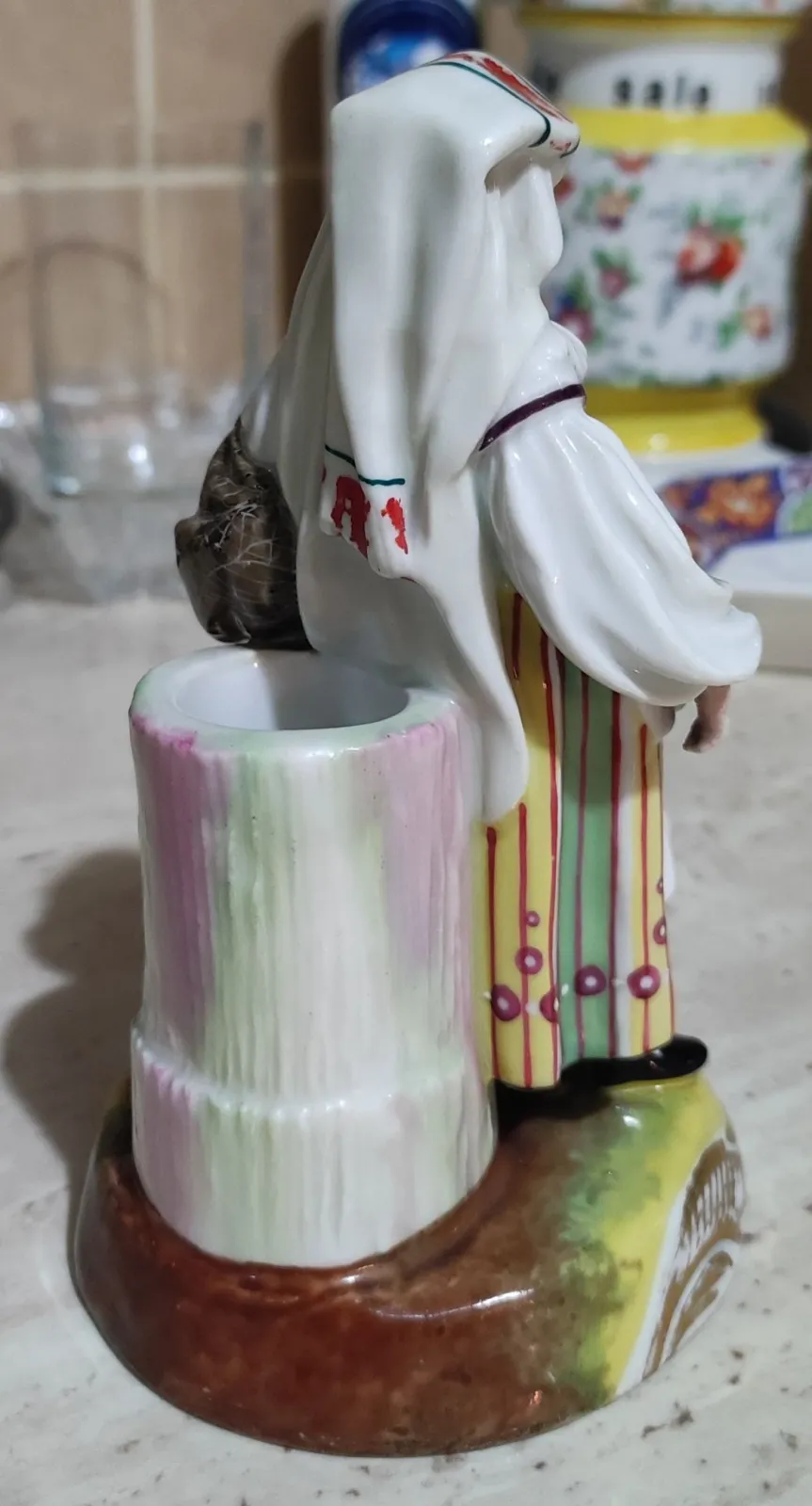 Kobieta w stroju ludowym Wytwórnia Praga-Smichow, Autor Ernst Popp (1819-1883) porcelana figurka ręcznie malowana
