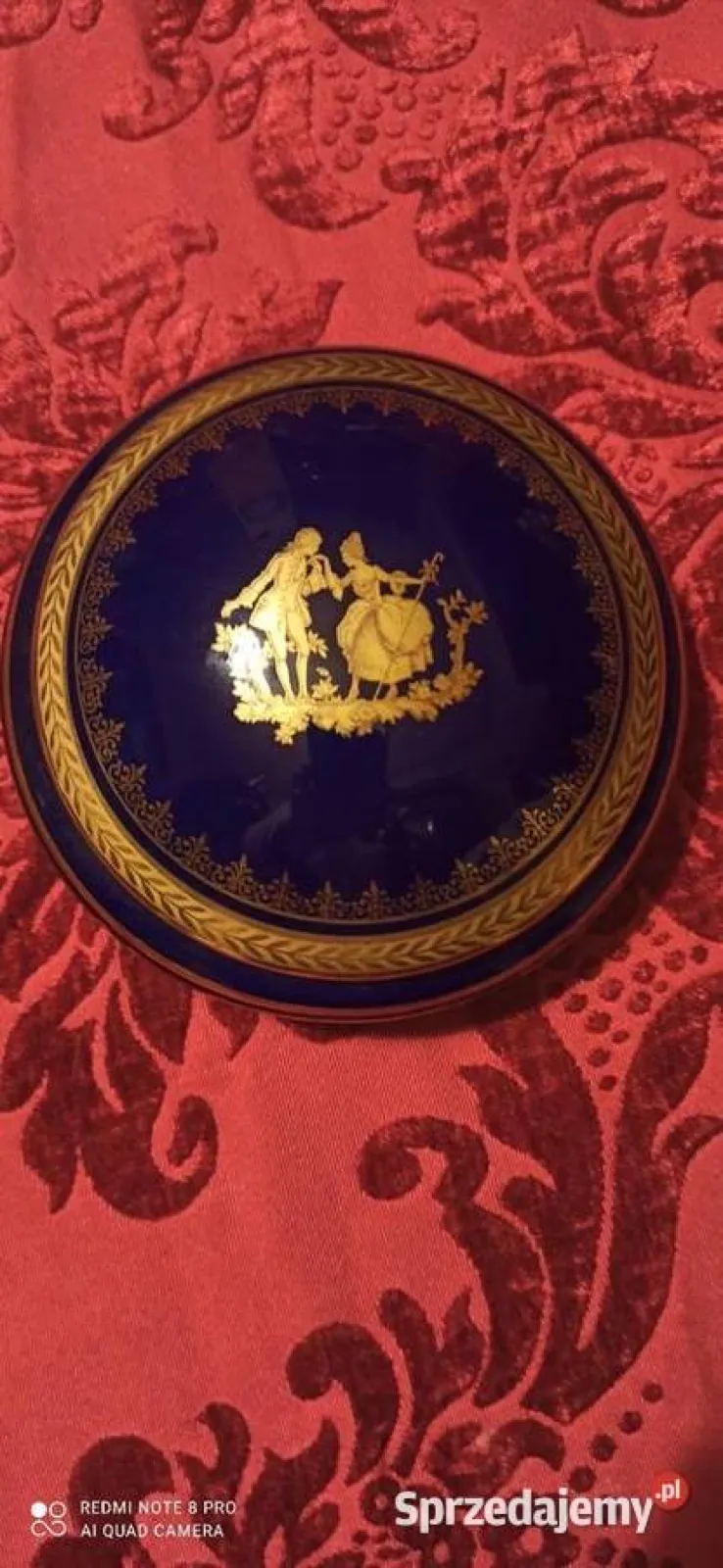 Piękne kobaltowe puzderko. Limoges. DC. France.  Ze scenką dworską