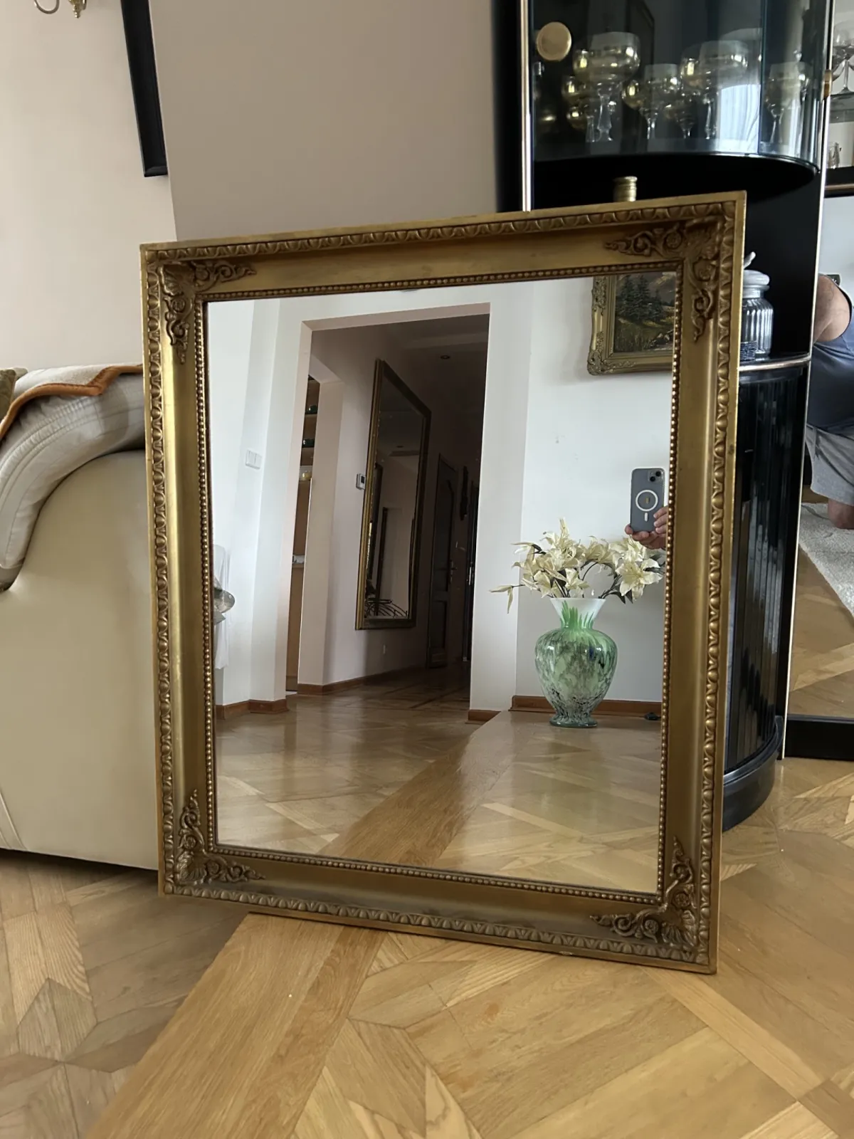 Lustro krysztalowe w zlotych ramach
