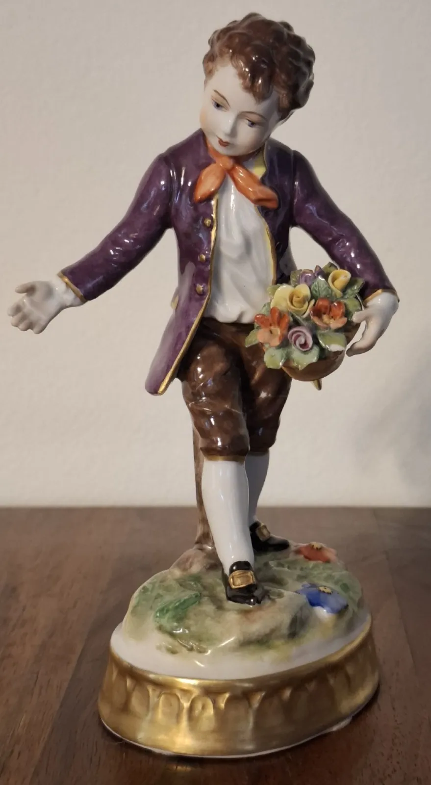 Volkstedter Aelteste Rzeźba Figura porcelana Chłopiec z kwiatami sygn.