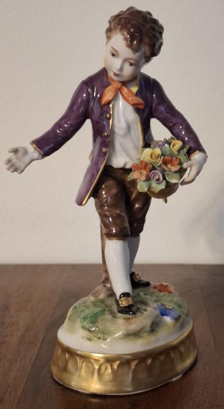 Volkstedter Aelteste Rzeźba Figura porcelana Chłopiec z kwiatami sygn.
