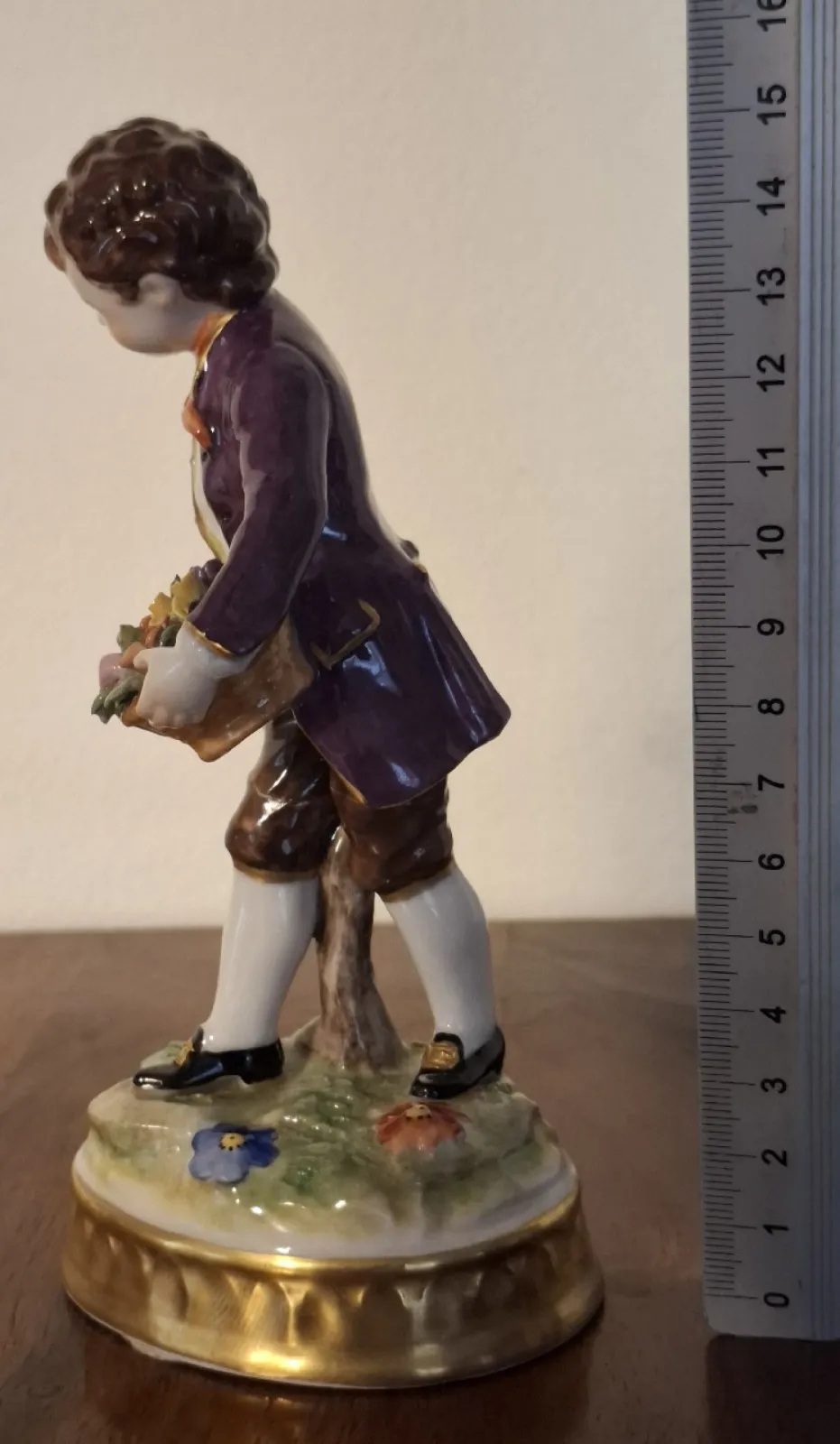 Volkstedter Aelteste Rzeźba Figura porcelana Chłopiec z kwiatami sygn.