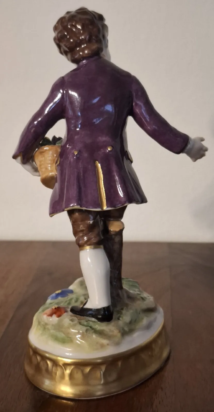 Volkstedter Aelteste Rzeźba Figura porcelana Chłopiec z kwiatami sygn.