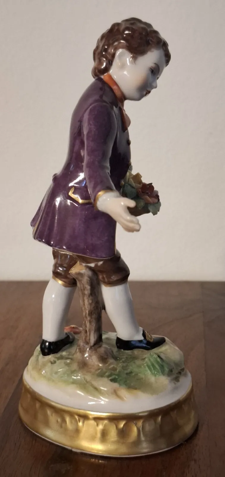 Volkstedter Aelteste Rzeźba Figura porcelana Chłopiec z kwiatami sygn.