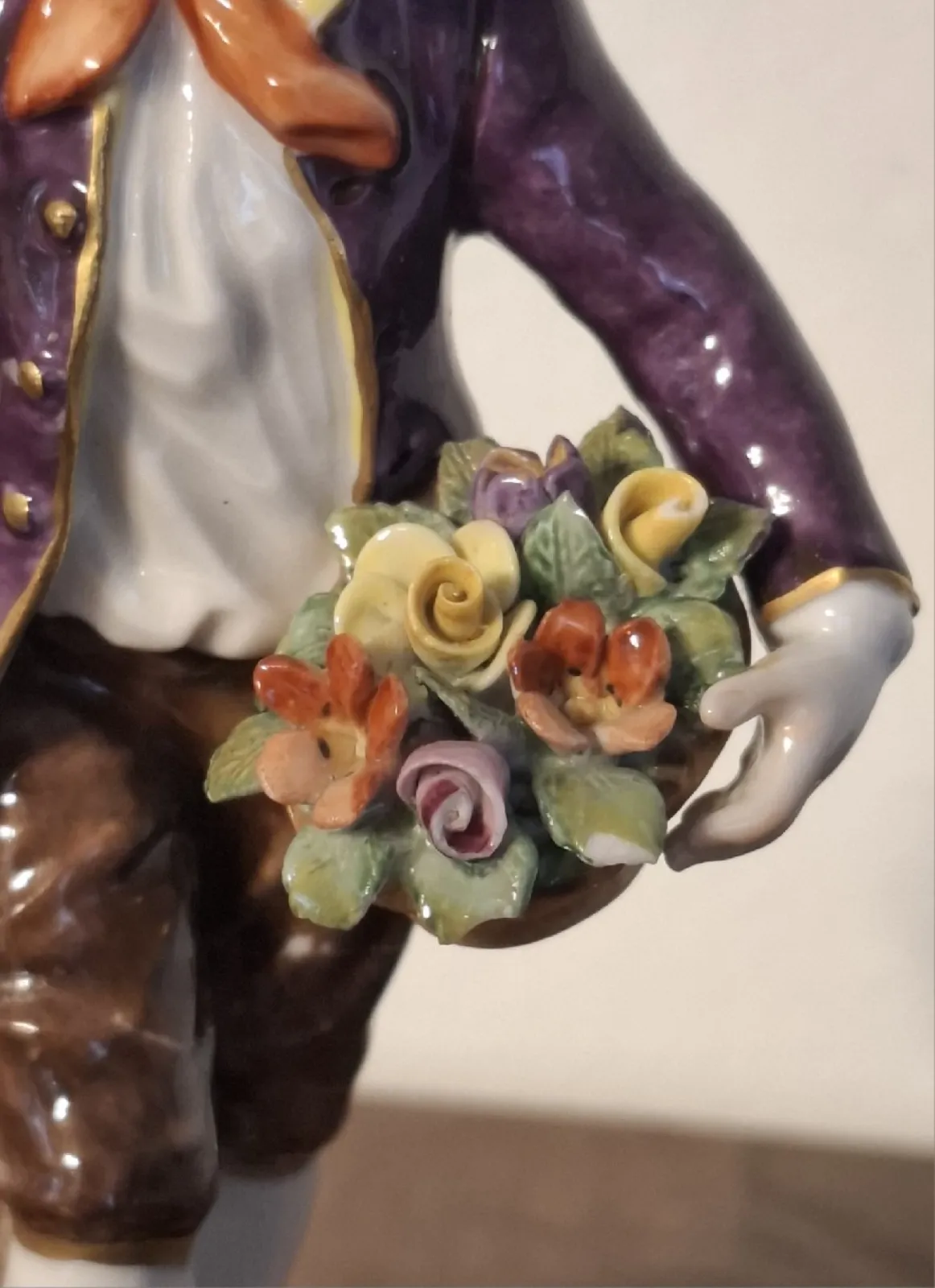 Volkstedter Aelteste Rzeźba Figura porcelana Chłopiec z kwiatami sygn.