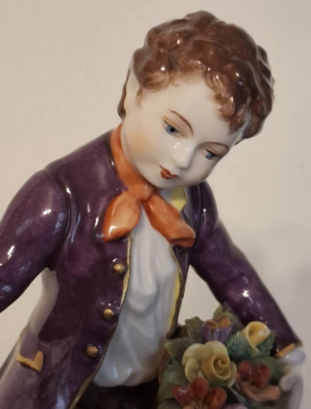 Volkstedter Aelteste Rzeźba Figura porcelana Chłopiec z kwiatami sygn.