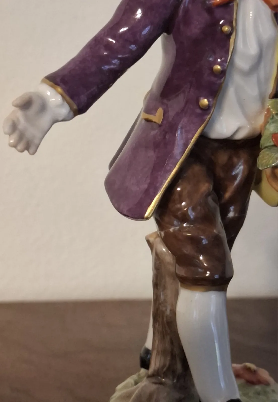 Volkstedter Aelteste Rzeźba Figura porcelana Chłopiec z kwiatami sygn.