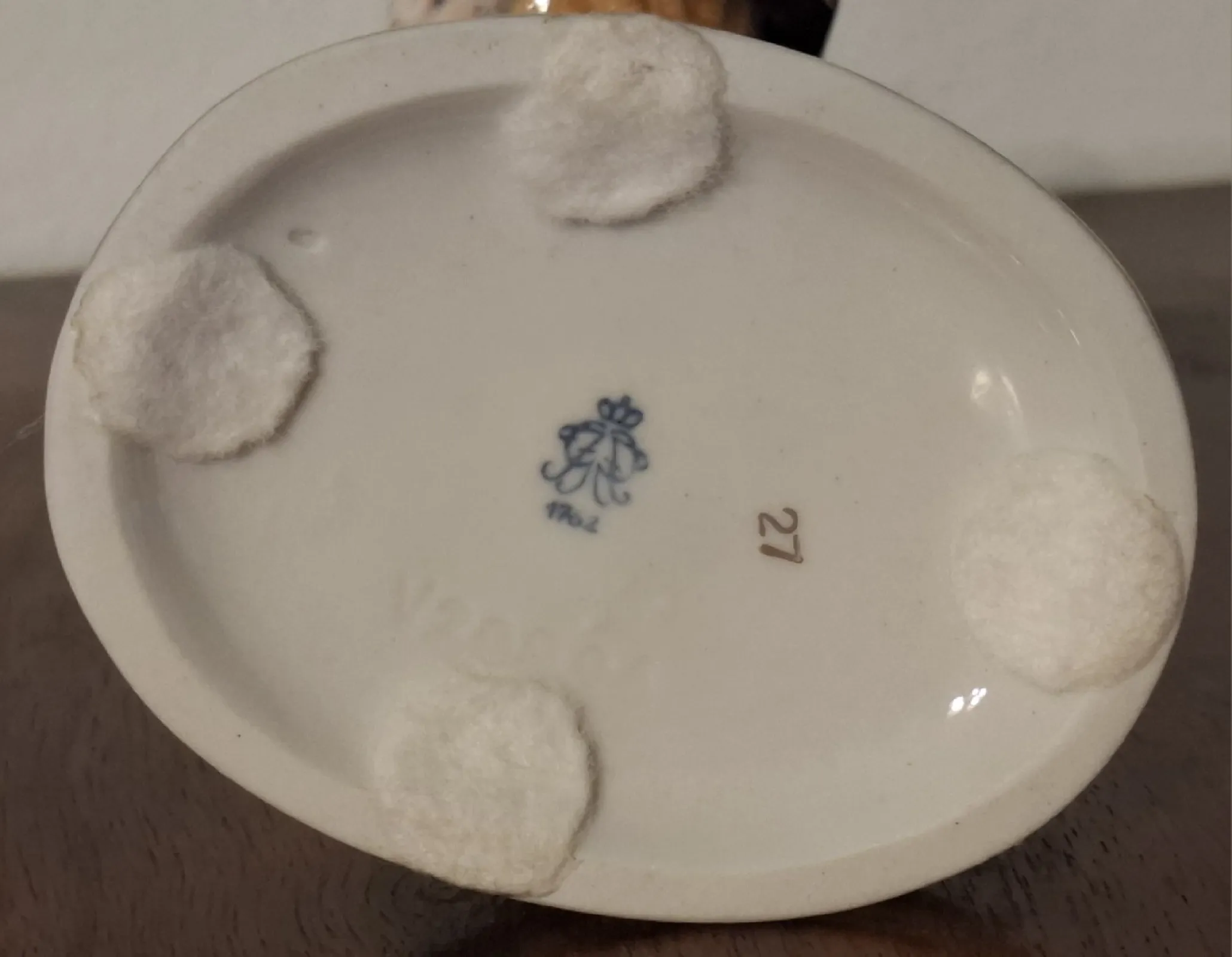 Volkstedter Aelteste Rzeźba Figura porcelana Chłopiec z kwiatami sygn.