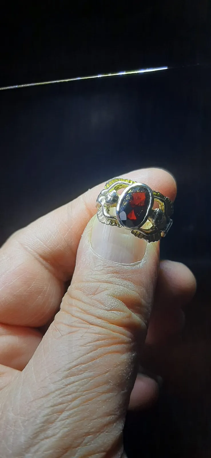 Antyczny pierścionek z granatem