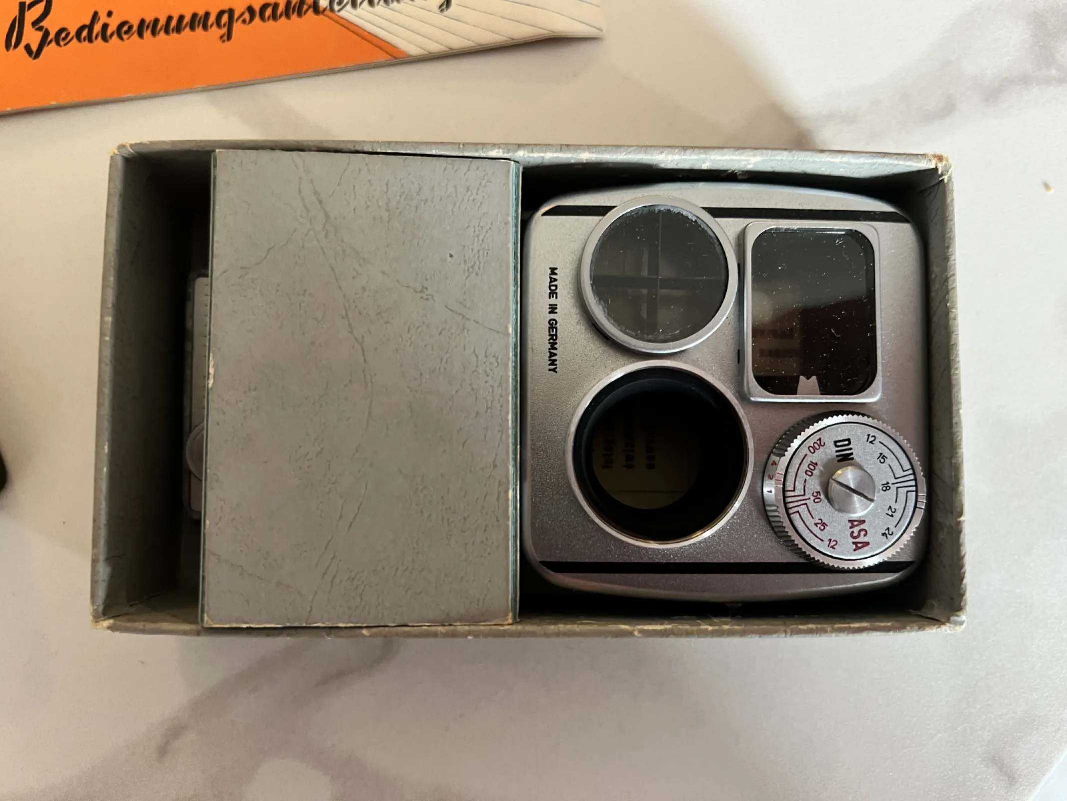 ABEFOT Bedienungssucher – zabytkowy wizjer/optyka fotograficzna PRL Niemcy + pudełko