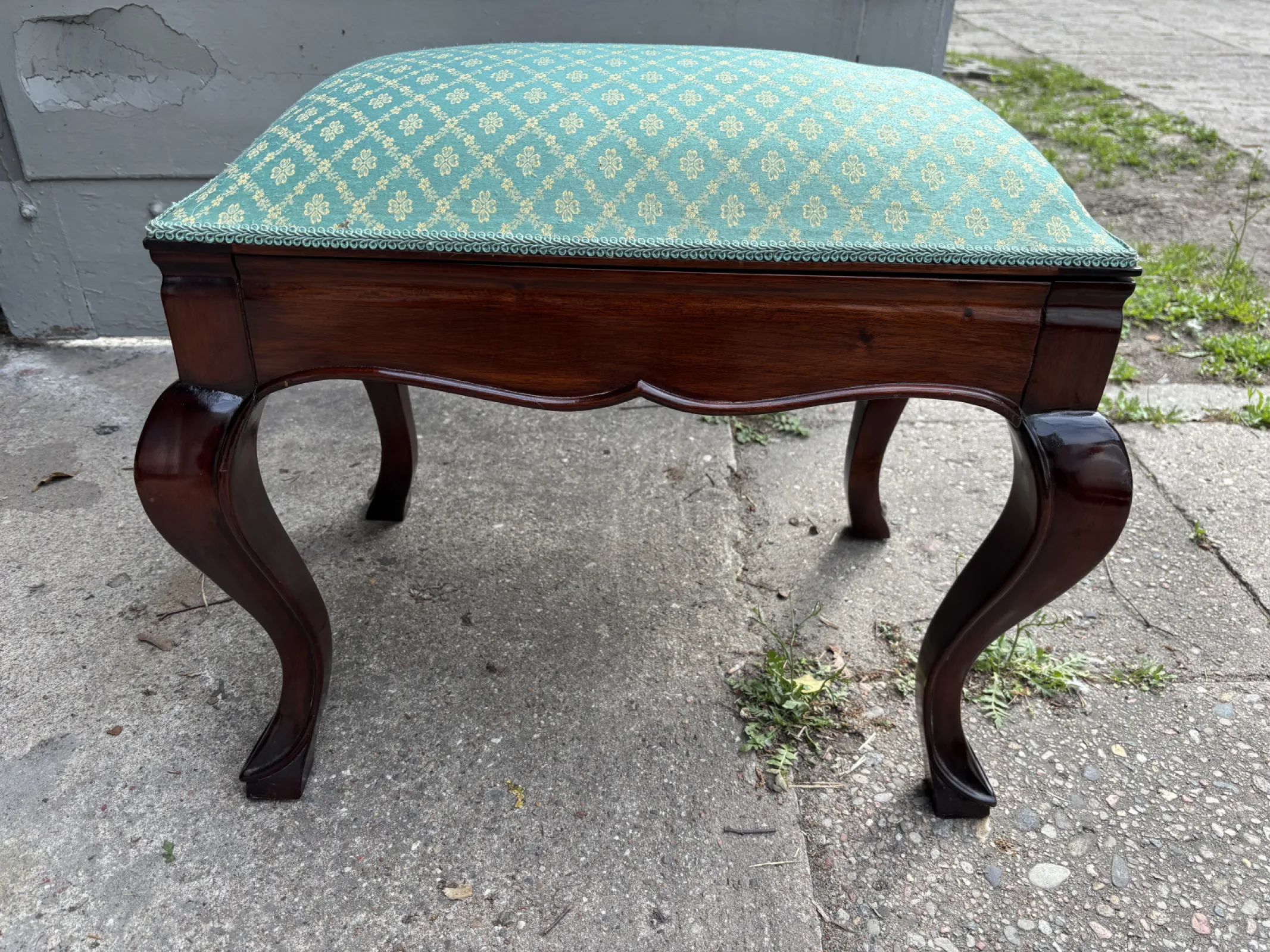 Schodki / taboret ze schowkiem – zielone obicie