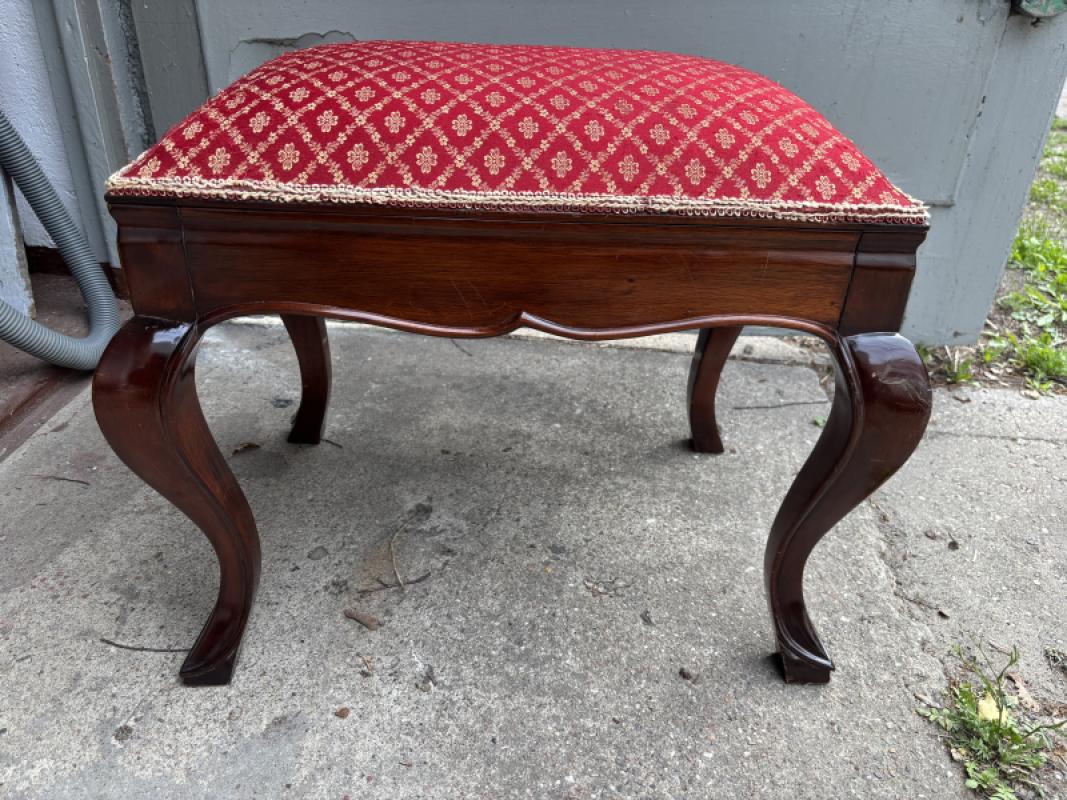 Schodki / taboret – czerwone obicie