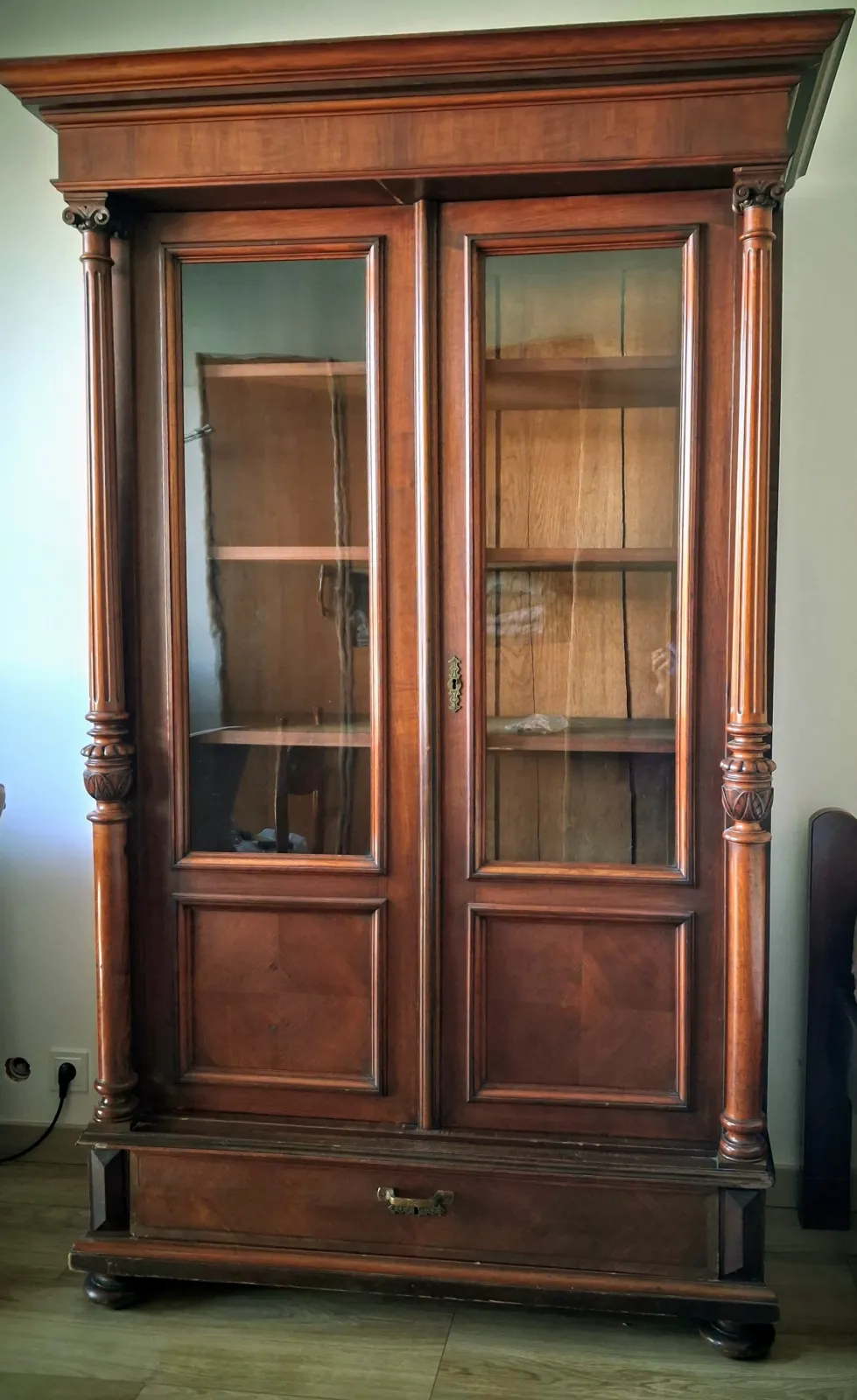 biblioteka orzechowa witryna secesja piękny egzemplarz
