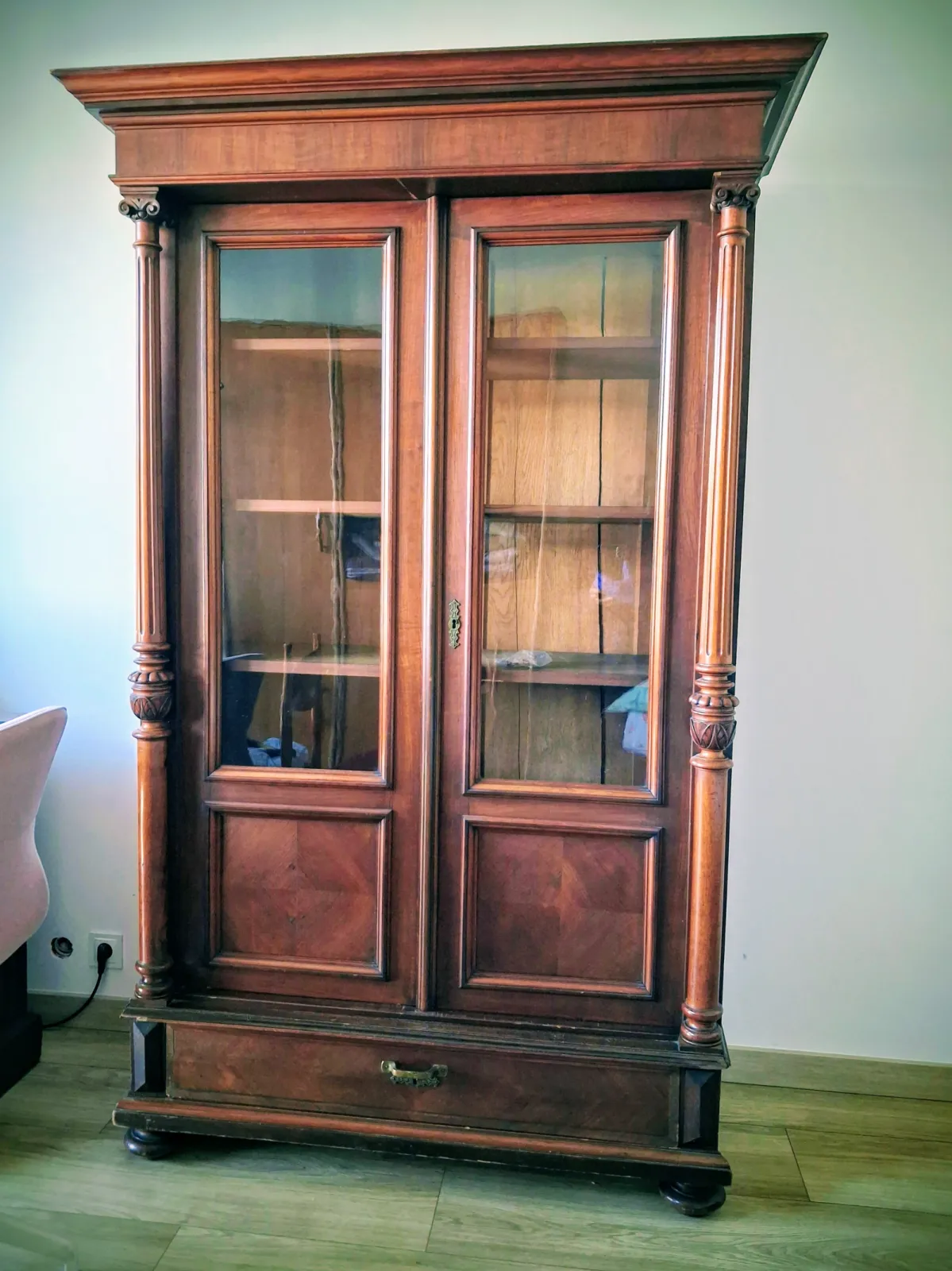 biblioteka orzechowa witryna secesja piękny egzemplarz