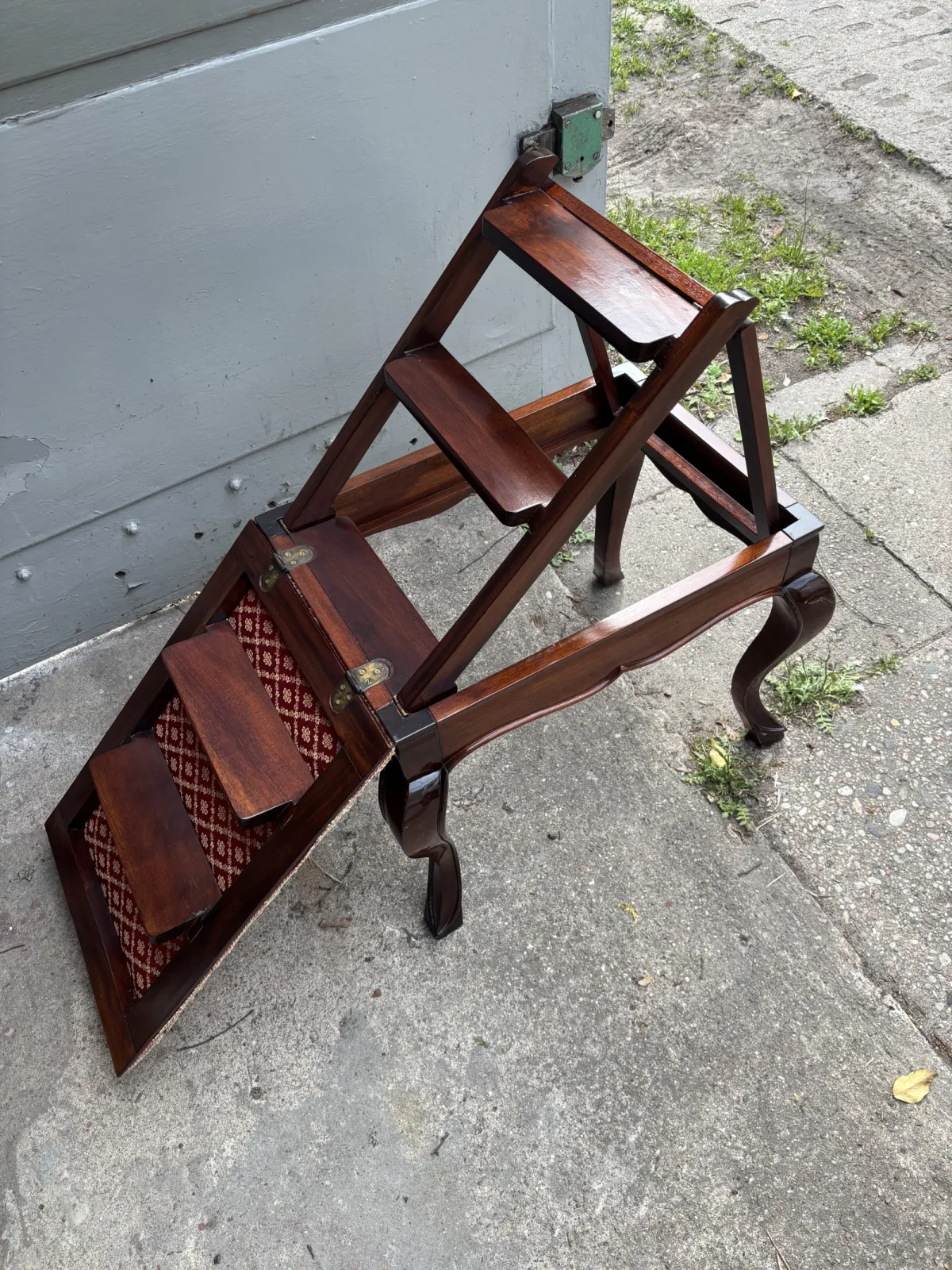 Schodki / taboret – czerwone obicie
