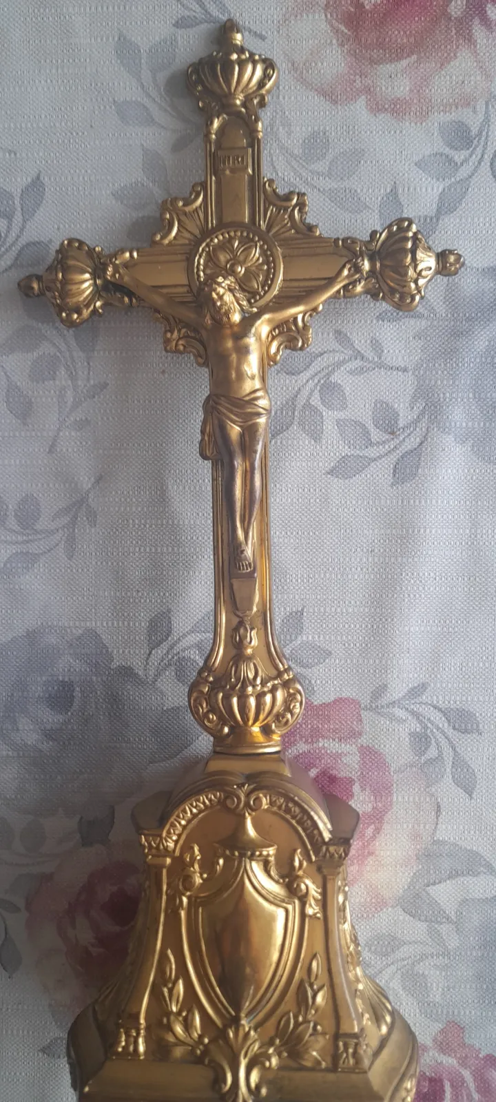 Krucyfiks ołtarzowy z podstawą