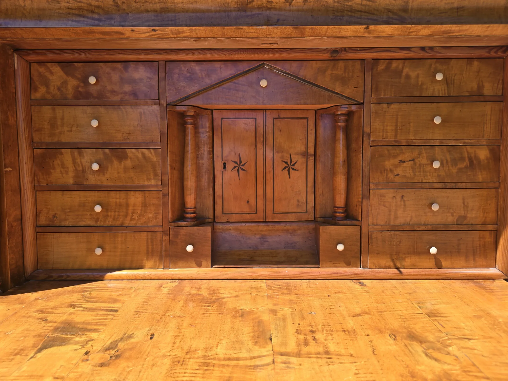 Sekretera w stylu biedermeier
