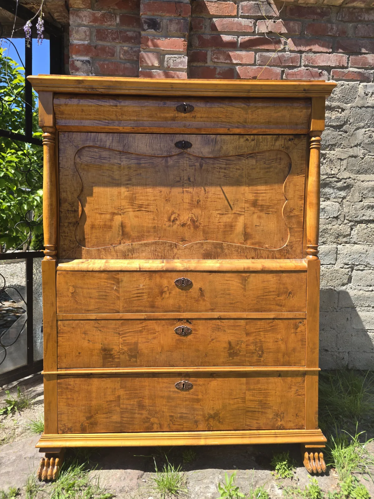 Sekretera w stylu biedermeier