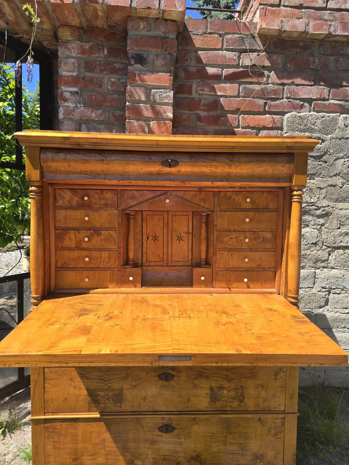 Sekretera w stylu biedermeier