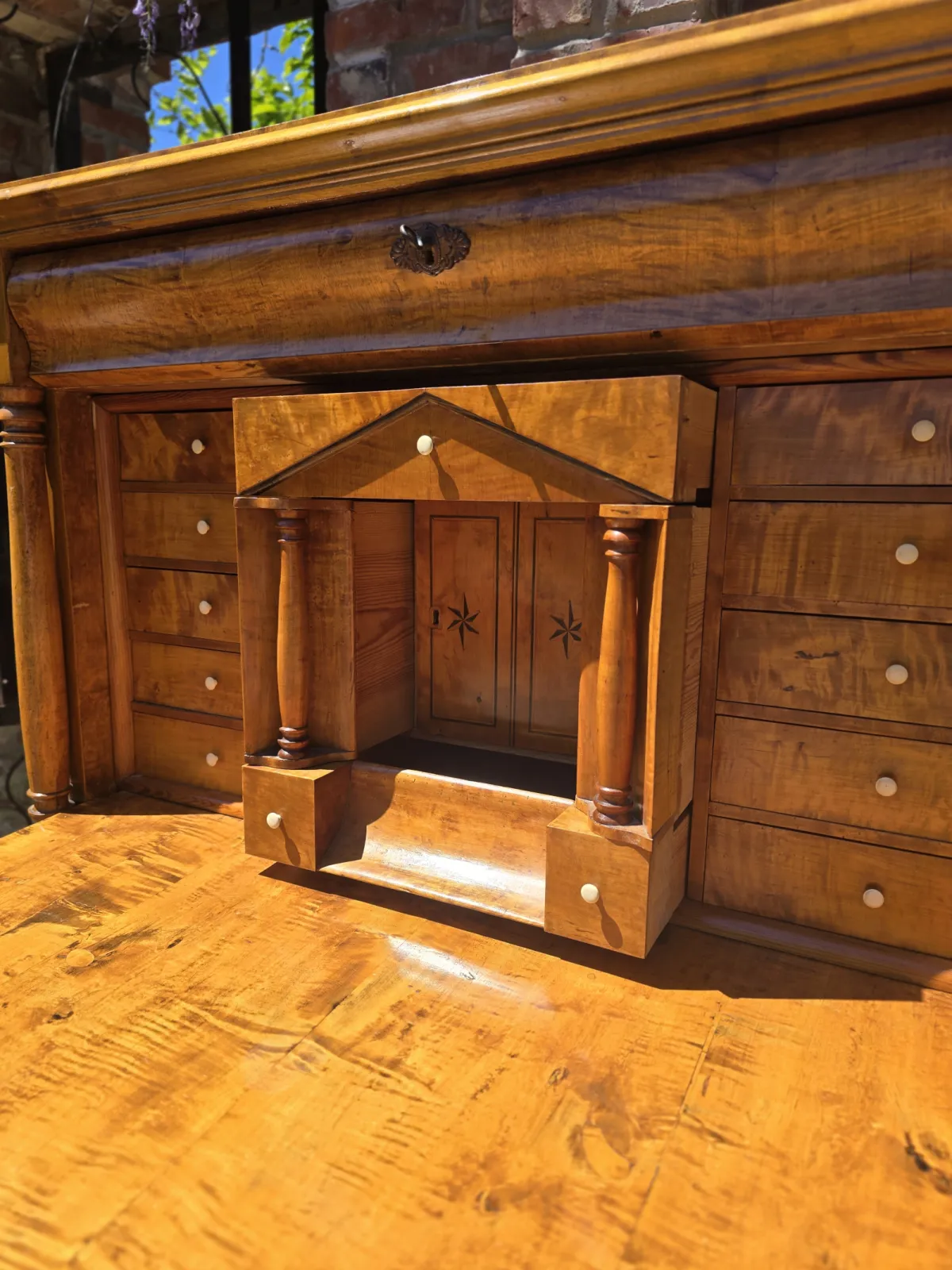 Sekretera w stylu biedermeier