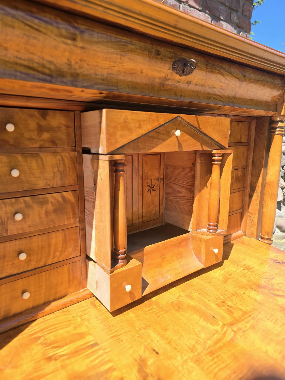 Sekretera w stylu biedermeier