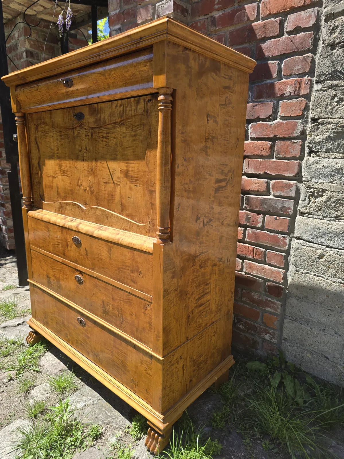 Sekretera w stylu biedermeier