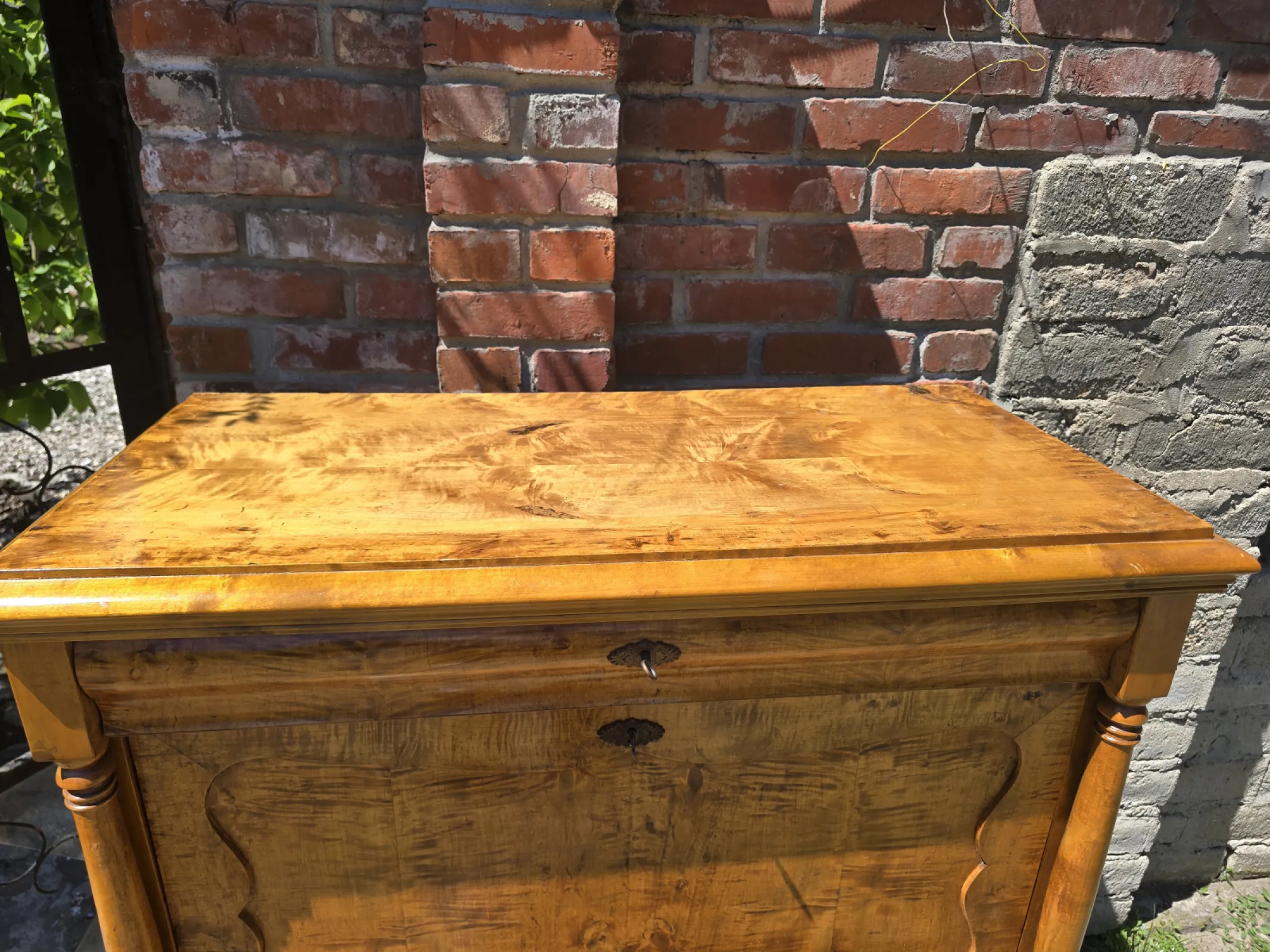 Sekretera w stylu biedermeier