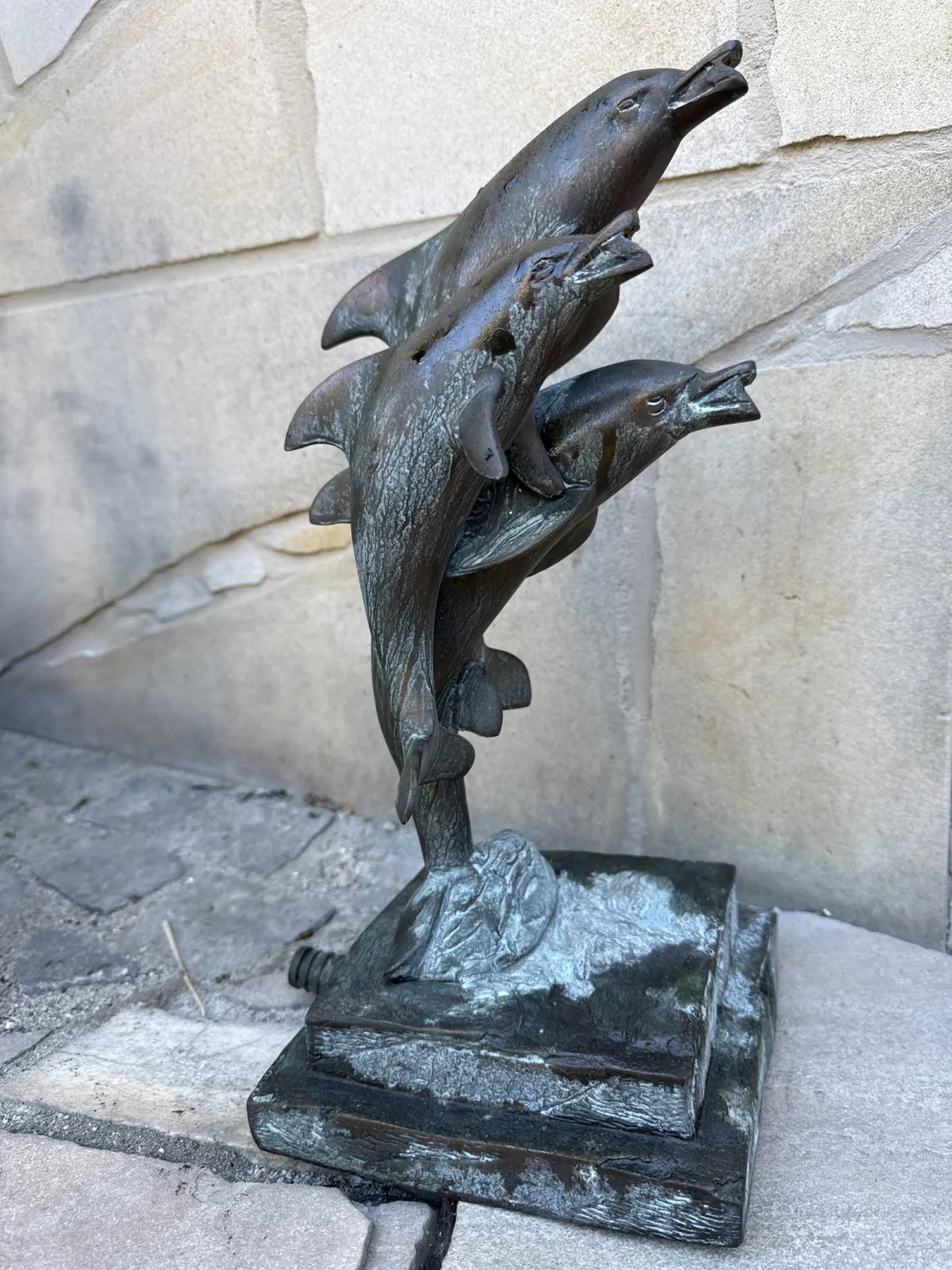 Mała fontanna z brązu delfin delfiny