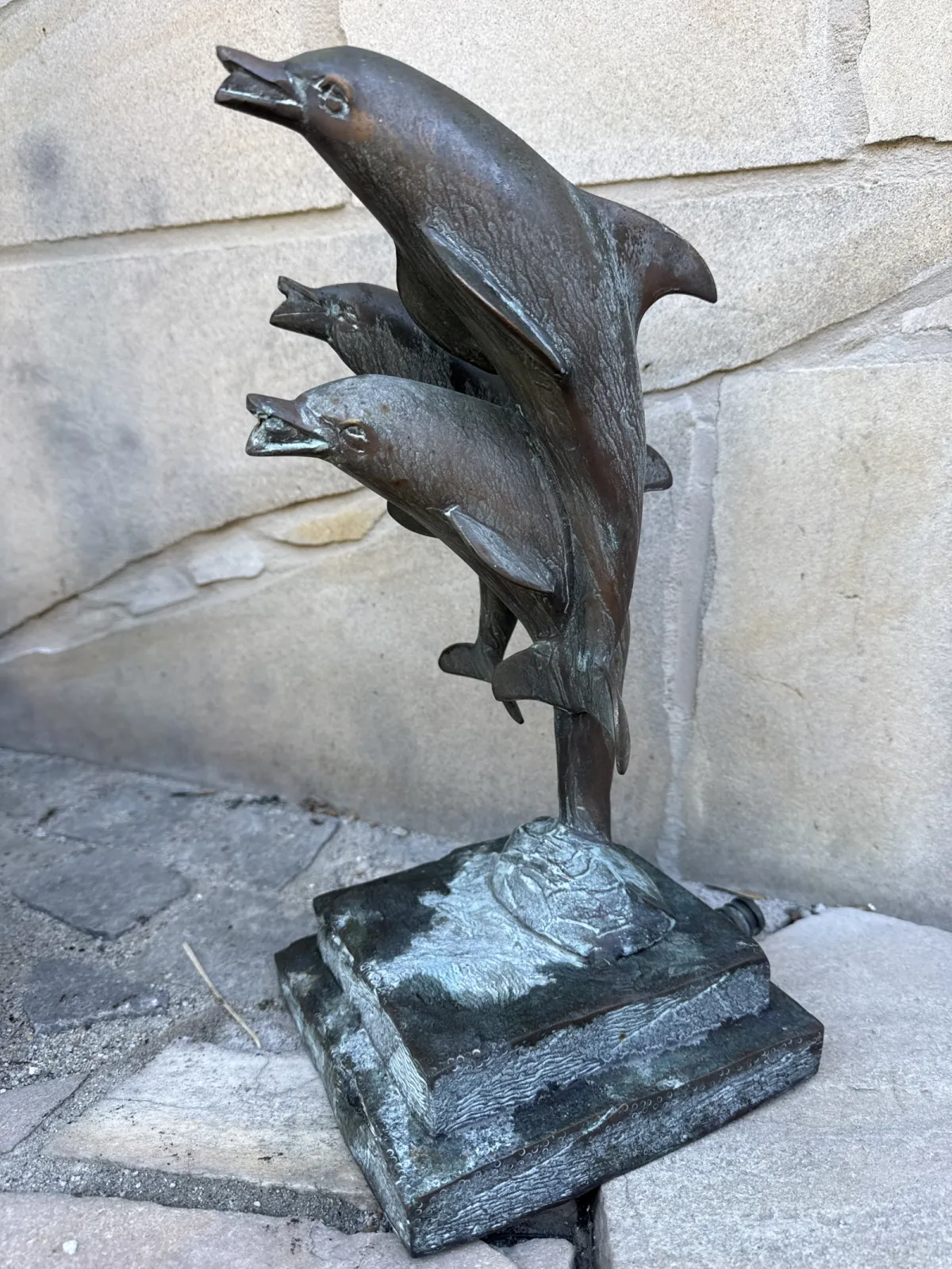 Mała fontanna z brązu delfin delfiny