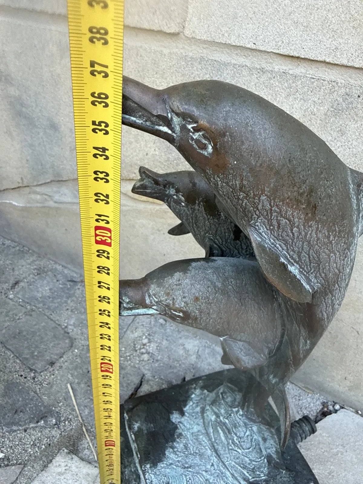 Mała fontanna z brązu delfin delfiny