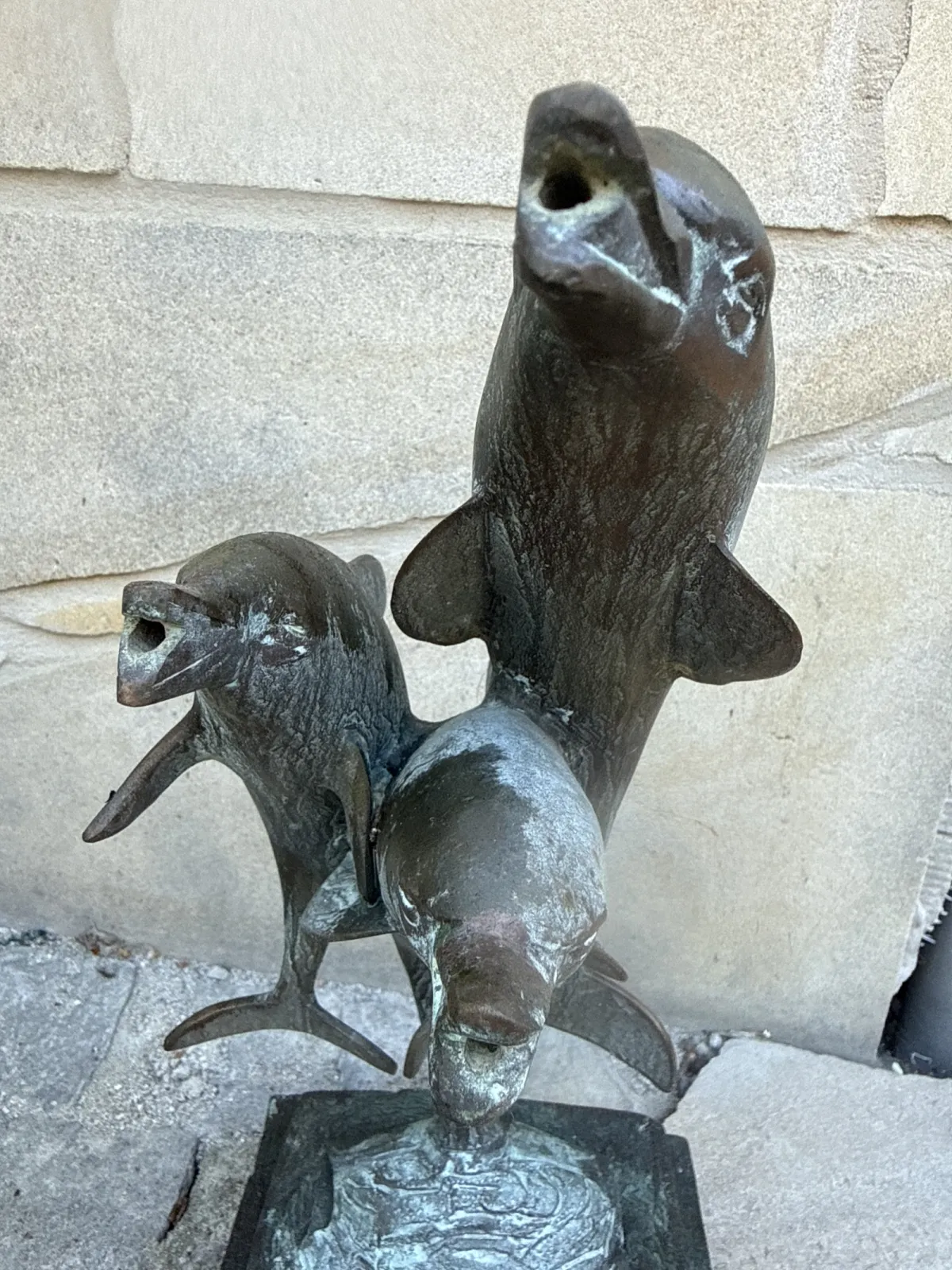 Mała fontanna z brązu delfin delfiny