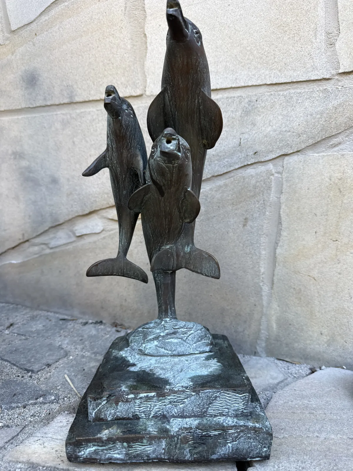 Mała fontanna z brązu delfin delfiny
